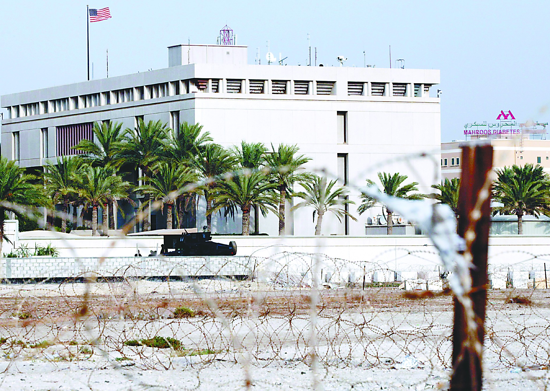 當?shù)貢r間4日，在也門首都薩那，安全人員在通往美國大使館的路上設(shè)置檢查站檢查過往車輛。