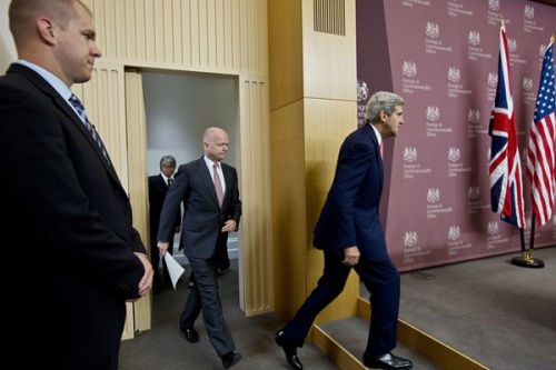 資料圖：美國國務卿約翰·克里與英國外交大臣威廉·黑格在倫敦。