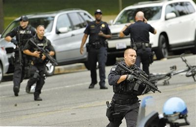 3日,案發(fā)現(xiàn)場,持槍警察在奔跑。