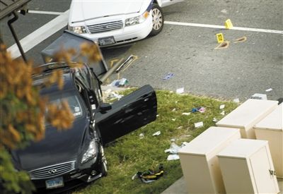 沖擊白宮圍欄的黑色轎車。