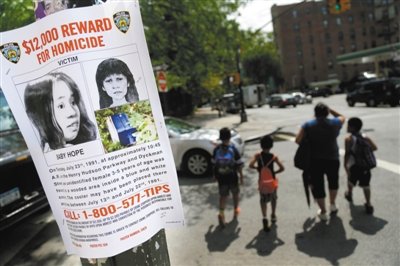 2013年7月23日，貼在紐約街頭的征詢線索傳單，這天是“希望寶寶”被發(fā)現(xiàn)遇害的日子，每年這天警方都