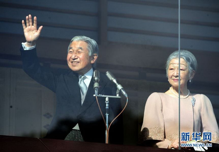 當(dāng)?shù)貢r(shí)間12月23日，在位于日本東京的皇宮，日本明仁天皇向民眾致意。