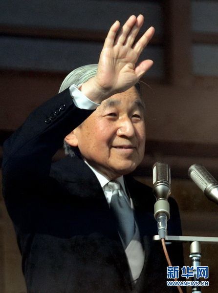 當(dāng)?shù)貢r(shí)間12月23日，在位于日本東京的皇宮，日本明仁天皇向民眾致意。