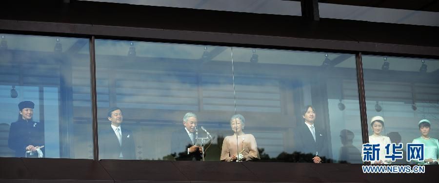 當(dāng)?shù)貢r(shí)間12月23日，在位于日本東京的皇宮，日本明仁天皇在皇族的陪同下發(fā)表生日感言。