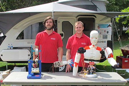 皮尤和尼克爾斯基與他們的3D機(jī)器人。 皮尤和尼克爾斯基與他們的3D機(jī)器人。