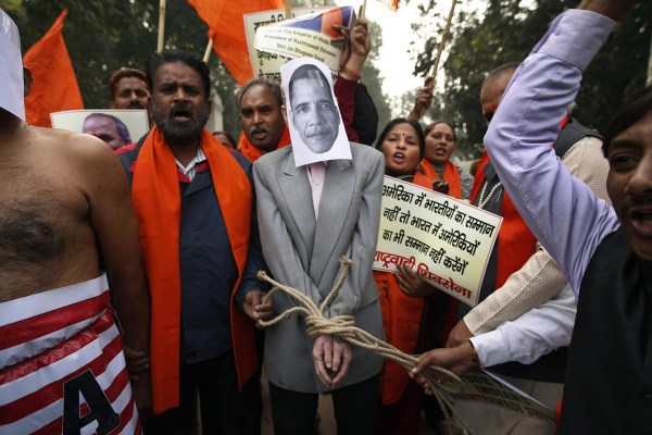 印度新德里民眾憤而示威抗議。