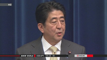 日本首相安倍晉三出發(fā)前往瑞士前接受記者采訪。