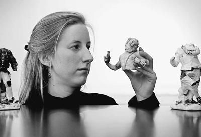 在英國倫敦，拍賣行員工展示邁森瓷器。