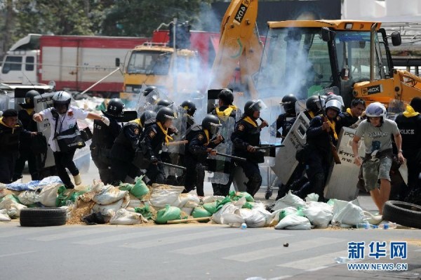 當?shù)貢r間2月18日，泰國曼谷警方與示威者發(fā)生沖突。