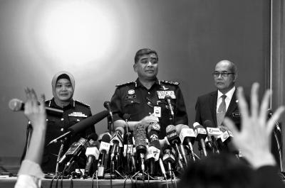 馬來(lái)西亞總警察長(zhǎng)答記者問(wèn)。記者陶冉 攝