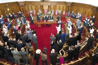 29日，倫敦，一對(duì)同性伴侶舉行結(jié)婚儀式。