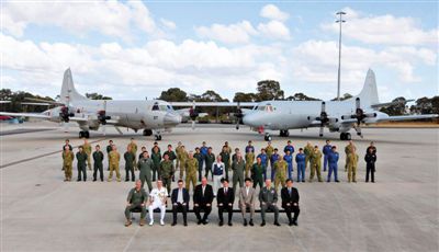 4月29日，參與搜尋馬航失聯(lián)客機(jī)的多國(guó)軍人和軍機(jī)在珀斯皮爾斯空軍基地合影。5月1日，馬航宣布搜尋進(jìn)入新階段，重點(diǎn)將借助不同技術(shù)擴(kuò)大海底搜尋。