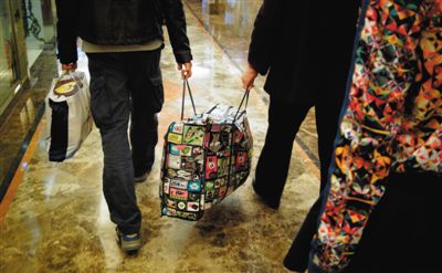 5月2日，馬航乘客家屬離開麗都飯店。當(dāng)日，麗都飯店二層家屬區(qū)正式關(guān)閉，大部分家屬返鄉(xiāng)。