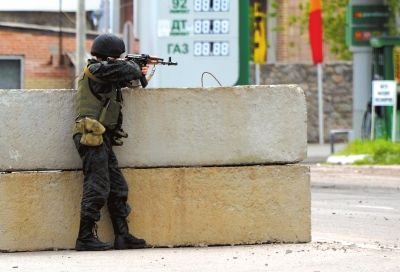 　5日，在烏東部城市斯拉維揚(yáng)斯克附近，一名烏克蘭士兵守衛(wèi)一處檢查站。