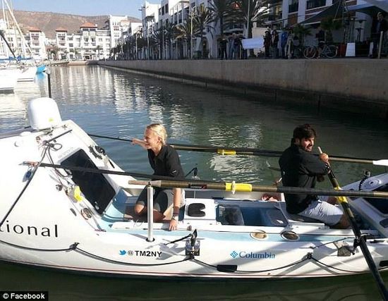 男女主角與他們的“小伙伴”，名叫“馬迪巴精神”的皮劃艇。