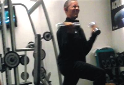 奧巴馬舉啞鈴時(shí)“不注意形象的表情”。