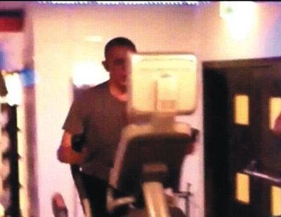 酒店健身中心，橢圓機(jī)上鍛煉的奧巴馬。