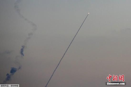 當(dāng)?shù)貢r(shí)間2014年7月13日，以色列斯德洛特，從加沙地帶飛往以色列境內(nèi)的導(dǎo)彈劃破夜空。