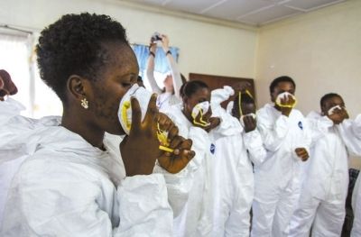 9月18日，塞拉利昂護士接受使用埃博拉防護裝備培訓(xùn)。新華社發(fā)