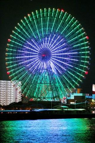 直徑100米的摩天輪上映出多種花式圖案。