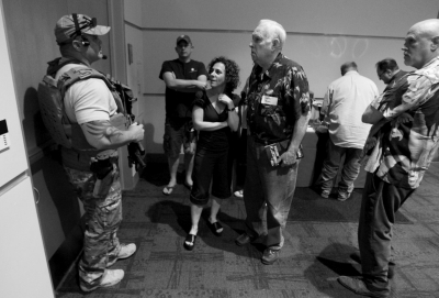 　5月3日，警察在案發(fā)后暫時阻止與會者離開展覽。