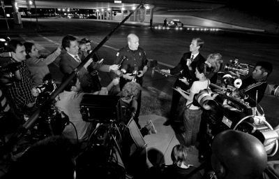 警方發(fā)言人接受記者采訪。