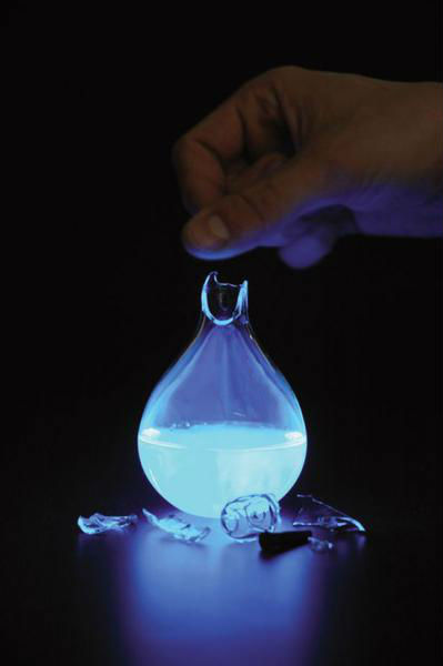 荷蘭藝術(shù)家發(fā)明人血燃料燈，一滴血照亮整間房。圖片來(lái)源：新加坡《聯(lián)合早報(bào)》網(wǎng)站