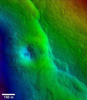 不只月球引力影響地球，科學(xué)家借由月球表面數(shù)千的裂縫推斷，地球引力似乎正對(duì)月球表面造成嚴(yán)重影響