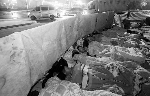在寒冷的冬夜，為了能省點(diǎn)錢，方便接活，民工們?nèi)运跇蛳隆? complete=