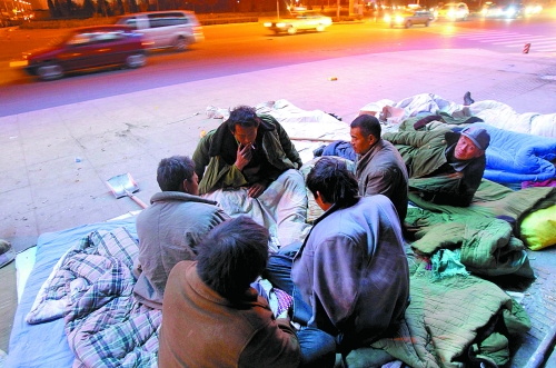 寒風(fēng)里，他們以打牌來(lái)打發(fā)枯燥的生活。