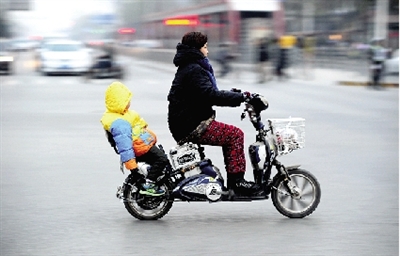 昨日下午，隴海西路桐柏路口，紅燈亮起的瞬間一輛電動(dòng)車闖過路口。