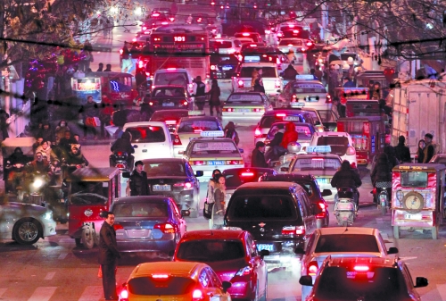 昨晚11點，二七廣場仍較擁堵。圖為東太康路在擁堵中。
