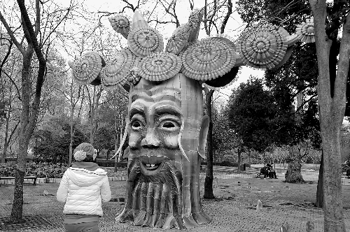 2月5日，游人在鄭州市人民公園內(nèi)欣賞一個由廢舊塑料瓶做裝飾的造型花燈。記者 王 錚 攝