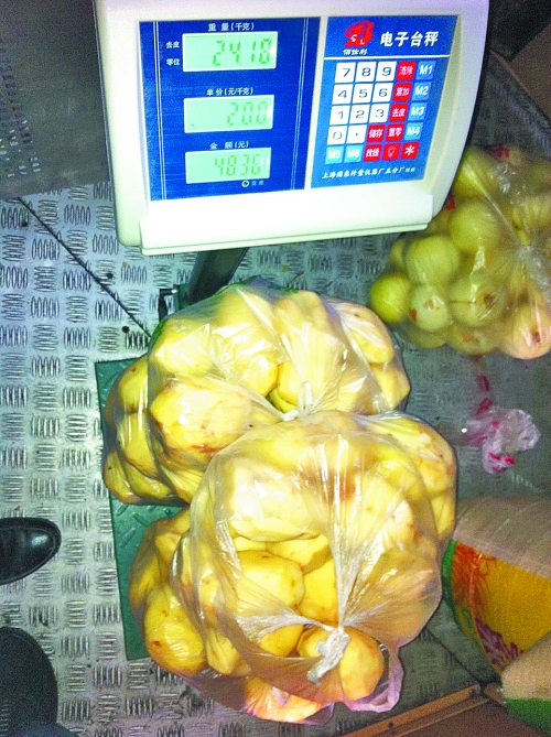 發(fā)料單上寫(xiě)著土豆30千克，實(shí)際為24.18千克。