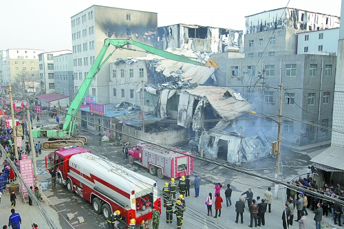 風(fēng)助火勢，6座相鄰的居民樓加建的板房樓陸續(xù)被大火引燃。