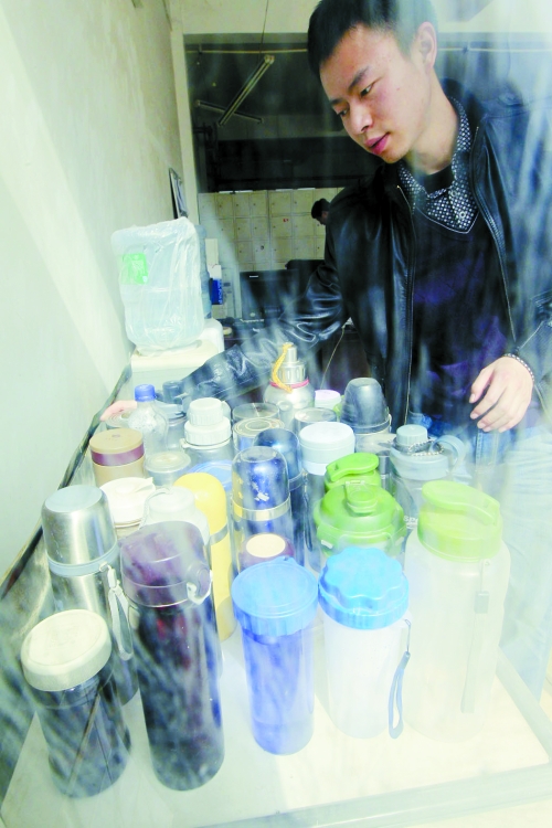 怕堵在路上，公交司機(jī)不敢喝水，把杯子放在了調(diào)度室