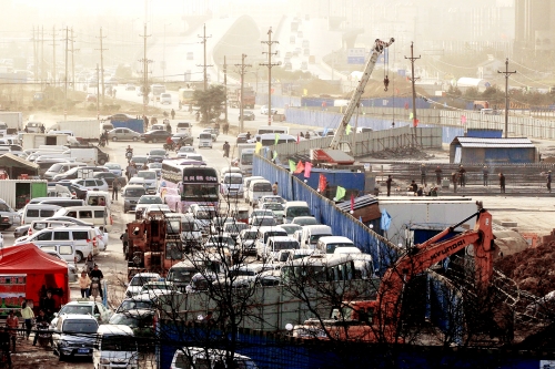 昨日上午，京廣路與南三環(huán)交叉口附近堵成了一鍋粥