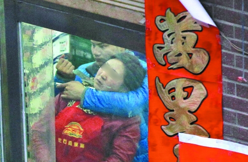 鄭州：男子劫持售貨員 談判專(zhuān)家苦苦“攻心”