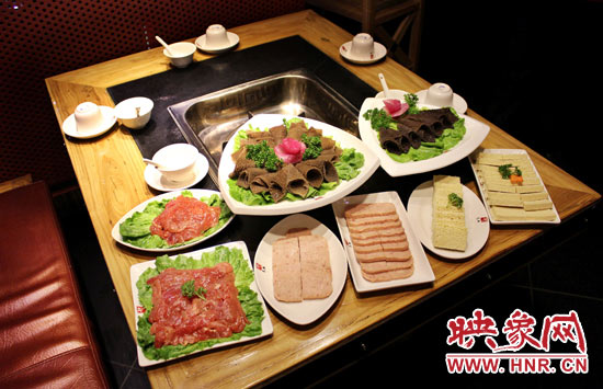 巴奴毛肚火鍋主打的就是半份的菜品。例如這個巴奴毛肚，整份的是42元，而半份只要21元，既便宜又實惠。