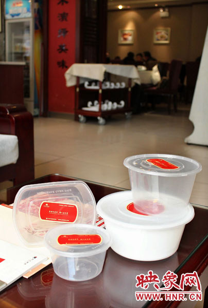 阿五美食英協(xié)路店為顧客提供的各種大小的打包餐盒。