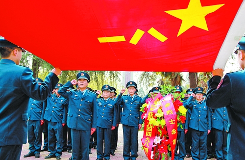 　　“我宣誓:保衛(wèi)祖國藍天不受侵犯!”4月3日,濟空某部的官兵來到內鄉(xiāng)縣烈士陵園掃墓,通過敬獻花籃、