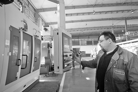 　　▲5月7日，來自德國的專家正在中原內配股份有限公司的生產線上調試設備。