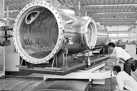 ▲5月6日，河南飛宇實業(yè)有限公司的技術人員正在調試設備，準備試生產。