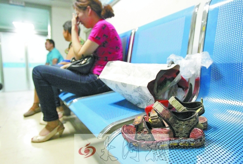 7歲男孩去廁所被“精神病”大男孩捅十多刀,孩子父母和孩子姥姥在手術室前痛哭。孩子的涼鞋上全是血跡。