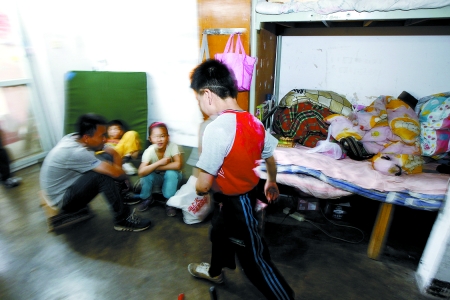 孩子們住在這里，沒有上學(xué)，大部分時間是練功，出去表演