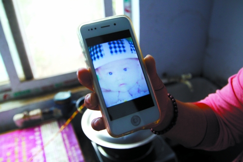 兒子過去的照片，她一直存在手機(jī)里