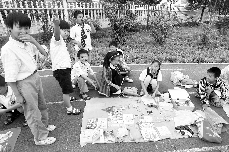 小學(xué)生當(dāng)?shù)財(cái)偫习?，擺起攤來也很專業(yè)