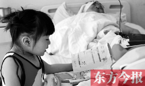 　昨天上午，鄭州市骨科醫(yī)院病房內(nèi)，李剛躺在病床上，女兒嘟嘟在安靜地看書