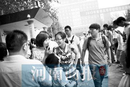 考場(chǎng)外，家長(zhǎng)用溫暖的笑容迎接孩子