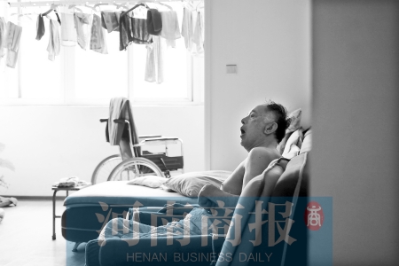 金老先生因偏癱生活不能自理，鄰居說，平時經(jīng)?？吹阶o工和老人的弟弟前來照顧 實習(xí)生 唐韜/攝